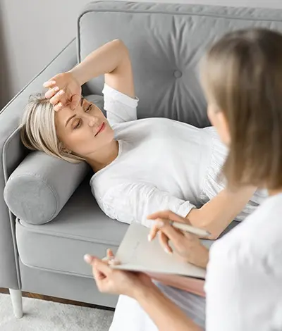 Woman_on_couch_with_hypnoterapist400x470 Woman_on_couch_with_hypnoterapist400x470.webp